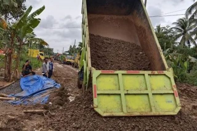 Macet Akibat Jalan Rusak, Bupati Romi Perintahkan Dinas PUPR Segera Atasi Kemacetan