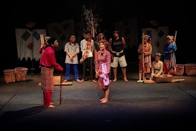Pergelaran Teater Tonggak 'Lesung Luci' Menjadi Penutup Temu Teater Jambi 2022