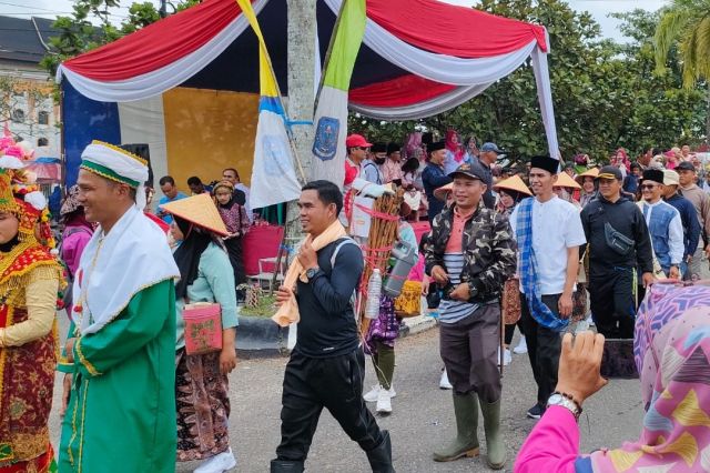 Ribuan Warga Ikuti Pawai Budaya Meriahkan HUT ke-73 Merangin