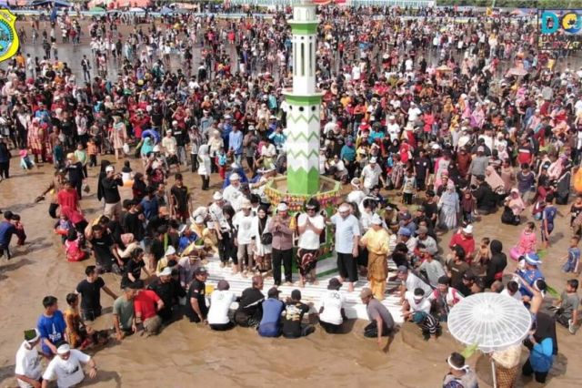 Wabup Robby Ikuti Ritual Mandi Safar Pantai Babussalam