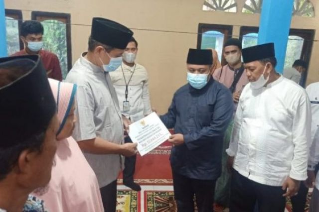 Wabup Robby Serahkan Bantuan untuk Masjid Nurul Iman