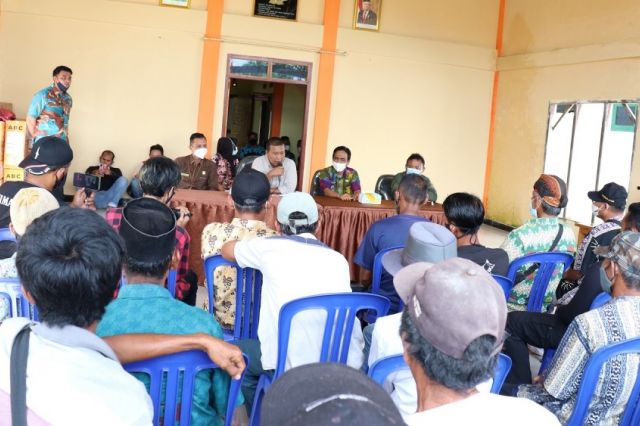 Bupati Romi Serahkan Bantuan Pupuk Organik Tanaman Kopi Liberika