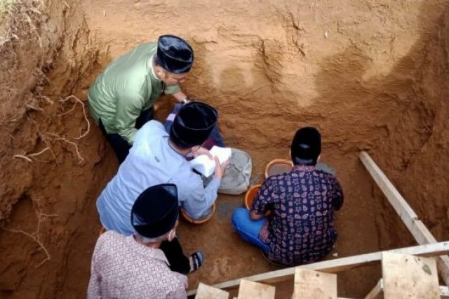 Bupati Romi Letakkan Batu Pertama Pembangunan Masjid Nahdatul Tulap