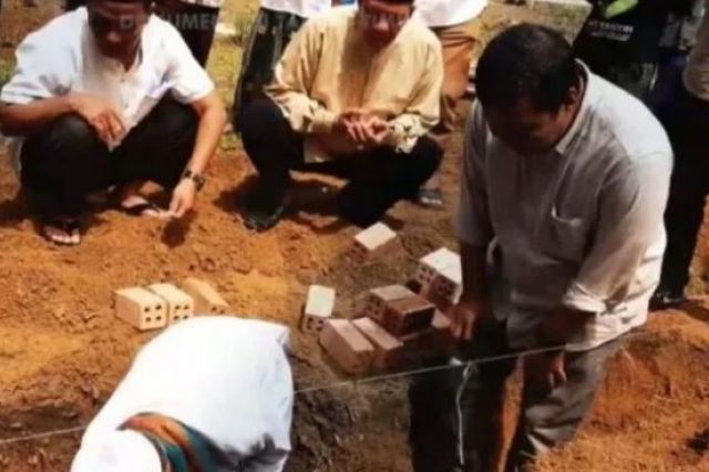 Bupati Romi Letakkan Batu Pertama Pembangunan Ponpes Jauharul Ma’arif