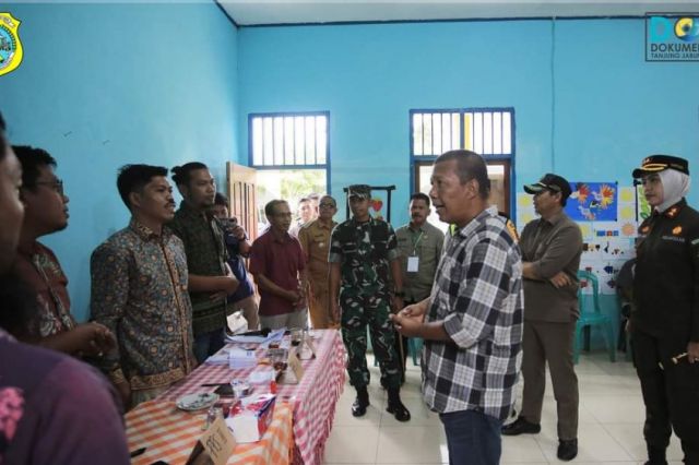 Bupati Romi Tinjau Pelaksanaan Pikades Serentak Tanjab Timur 2022