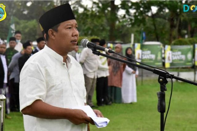 Diguyur Hujan: Bupati Romi Pimpin Upacara Hari Santri