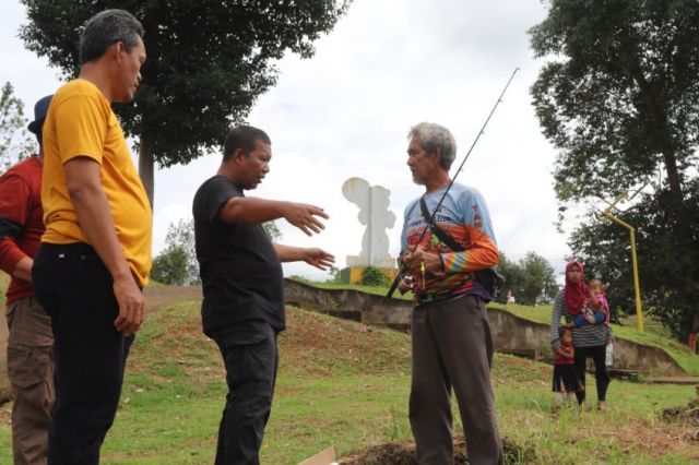HUT ke 23 Tanjab Timur: Warga Buru 20 Ribuan Ikan Pemda