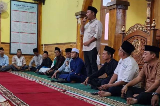 Safari Ramadan di Lambur I Tanjab Timur: Pemkab Tanjab Timur Memberikan Sejumlah Bantuan