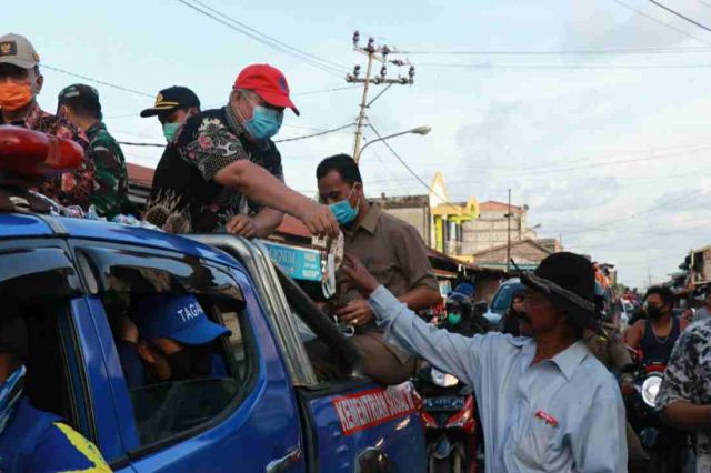 Usai Lepasan TIM Himbauan Pencegahan Covid 19, Bupati Safrial Bagikan 10.000 Masker Gratis