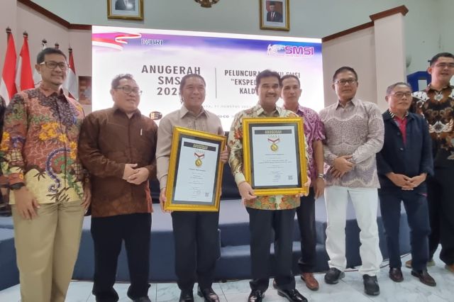 Mengayomi Insan Siber: SAH Terima Penghargaan Sahabat Pers Indonesia dari SMSI Pusat