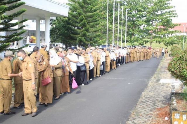 Pemkab Tanjab Timur Gelar Salaman Saling Memaafkan Usai Apel Disiplin
