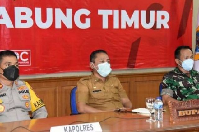Sekda Sapril Dengarkan Arahan Presiden dalam Penanganan Covid-19 Secara Virtual
