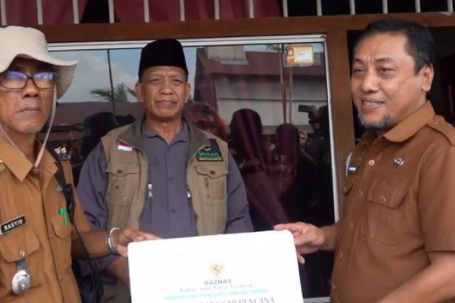Sekda Sapril Salurkan Bantuan Korban Musibah Angin Puting Beliung kepada Warga Desa Teluk Majelis