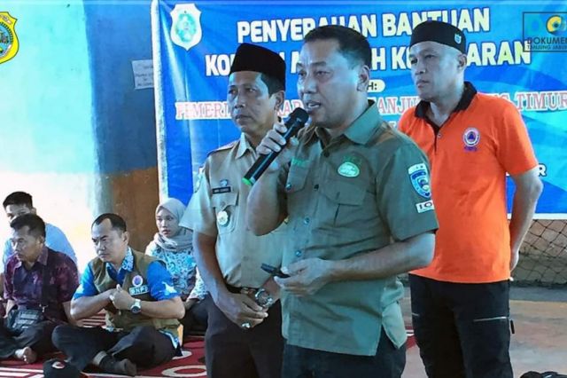Sekda Sapril Serahkan Bantuan Korban Kebakaran Menteng