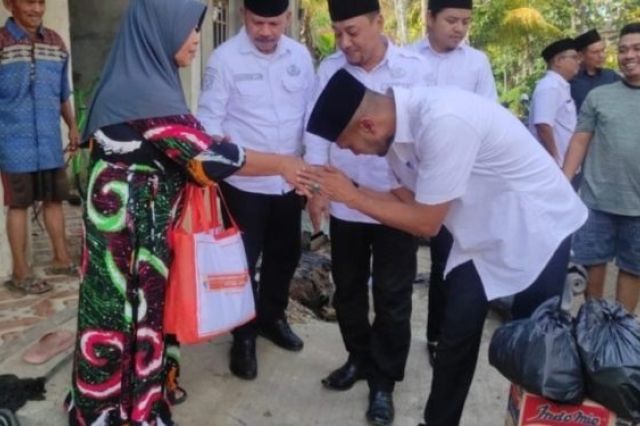 Sekda Sapril Serahkan Bantuan Kepada Warga Korban Kebakaran di Nipah Panjang