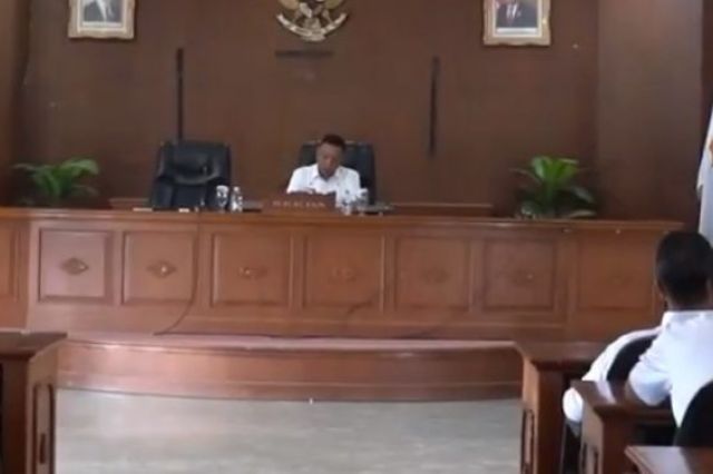 Sekda Sapril Serahkan SPPT DHKP PBB-P2 Tanjab Timur