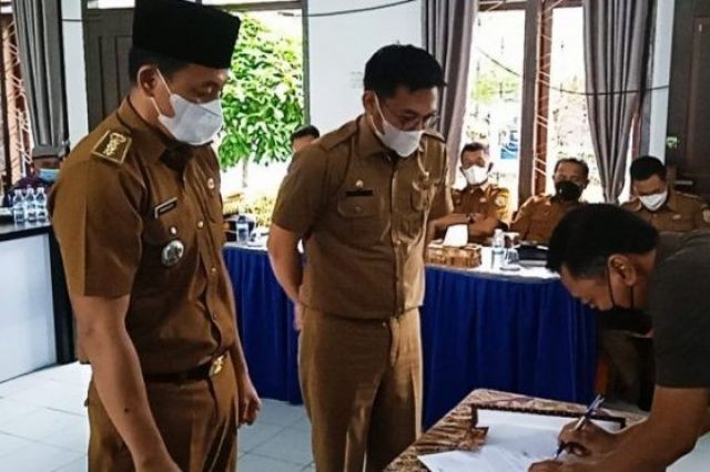 Sekda Sapril Hadiri Sertijab Camat Muara Sabak Barat