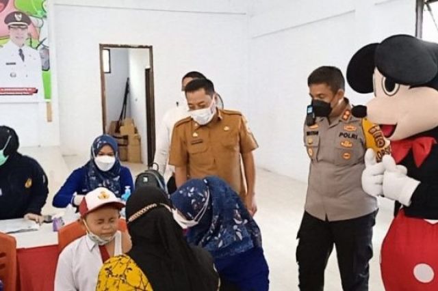 Sekda Sapril Cek Vaksinasi Anak
