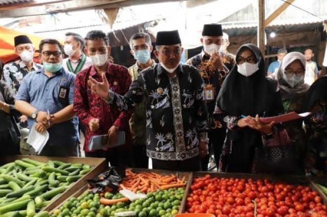 Pastikan Ketersediaan Sembako Jelang Ramadan, Bupati Anwar Sadat Sidak Pasar Tanggo Rajo