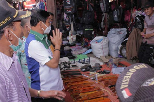 Blusukan di Pasar Tamiai, Syafril Disambut Antusias Pedagang