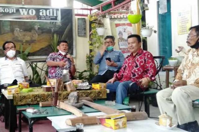 Berkunjung ke Warkop Wo Adi, Syafril Nursal Disambangi Milenial Berikan Dukungan