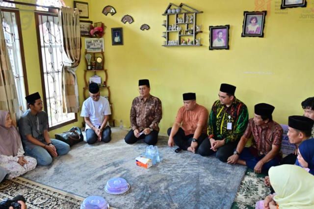 Duka di Rawasari: Pemkot Jambi Serahkan Santunan BPJS Rp42 Juta dan Dokumen Kependudukan untuk Keluarga Almarhum Ketua RT
