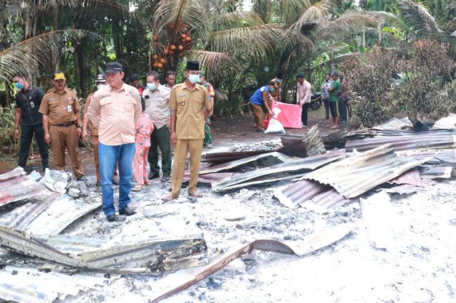 Tinjau Lokasi Kebakaran di Desa Sungsang, Wabup Hairan Serahkan Bantuan