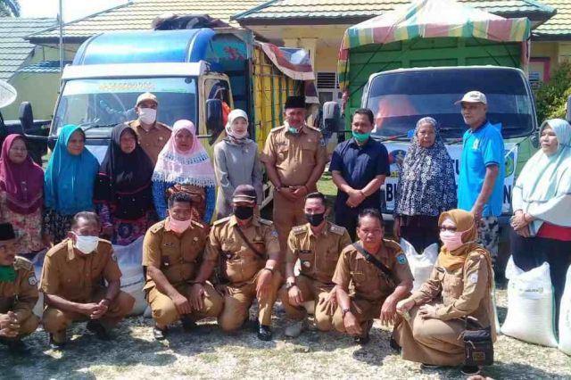 Pemkab Sarolangun Berikan Bantuan 1.111 KK Terdampak Corona di Kecamatan Pauh