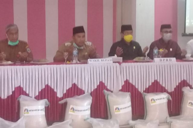 Pemkab Sarolangun Berikan Bantuan Beras untuk 1.862 KK di Kecamatan Singkut