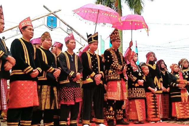 Dilepas dan Disambut Secara Adat, Wabup Nilwan Yahya Resmi Tempati Rumah Dinas