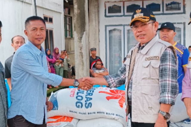 Wako Ahmadi Serahkan Bantuan Warga Terdampak Banjir