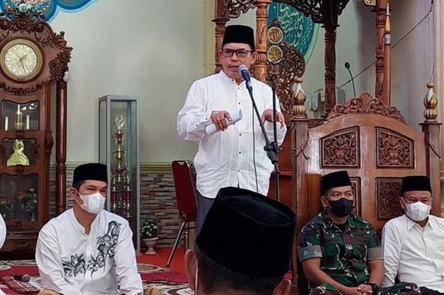 Safari Ramadhan, Walikota Ahmadi dan Wawako Antos Jum'atan di Masjid Baitunnur