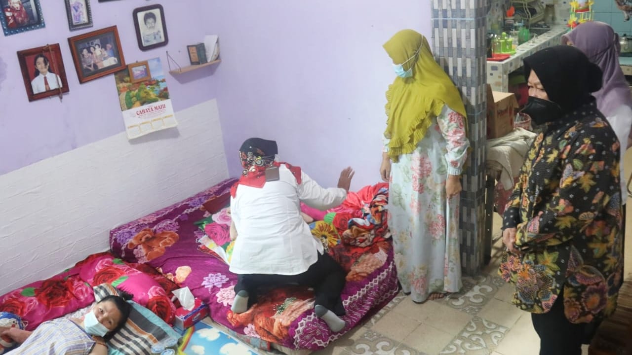 Mensos Risma saat kunjungi Suci anak penderita lumpuh layuh di Kota Jambi