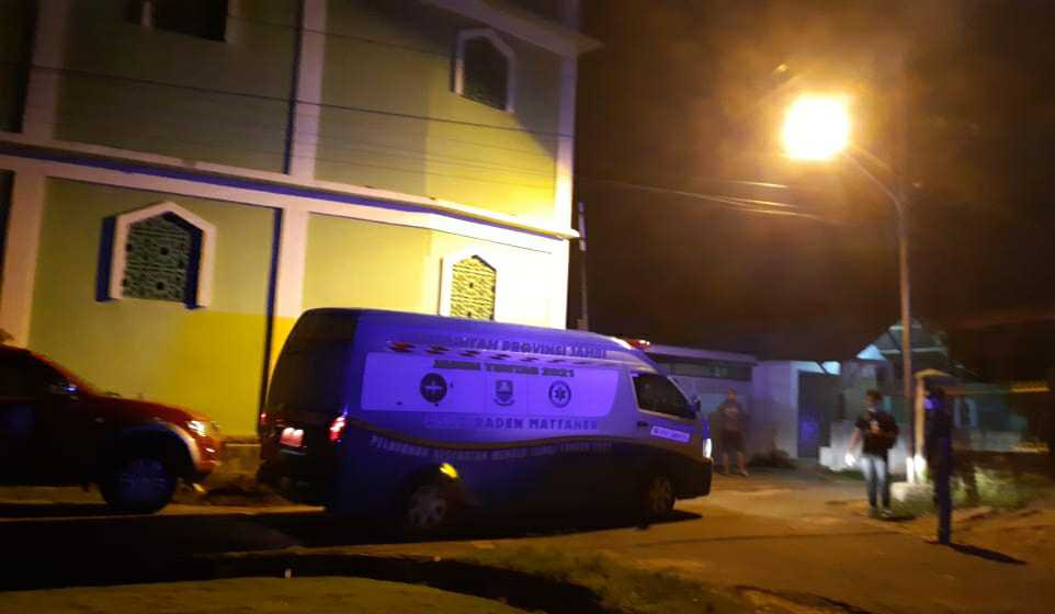 Mobil ambulance RSUD Raden Mattaher Jambi saat jemput pasien positif 01