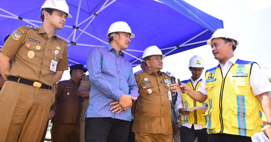 Maulana, Diza Hazra dan Edi Purwanto meninjau pembangunan Kolam Retensi Telaga Kajang Lako