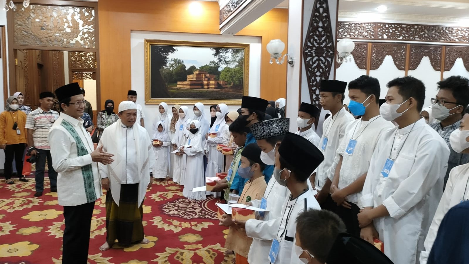Nasaruddin Umar didampingi Al Haris saat bagikan santunan pada anak yatim di Rumdis  Gubernur Jambi