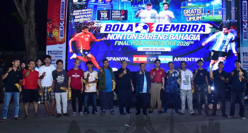 Ribuan Warga Padati Tugu Keris Siginjai Nobar Final Piala Dunia 2026 yang Diadakan Pemkot Jambi