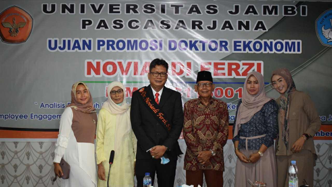 Noviardi Ferzi saat sidang ujian terbuka promosi doktor