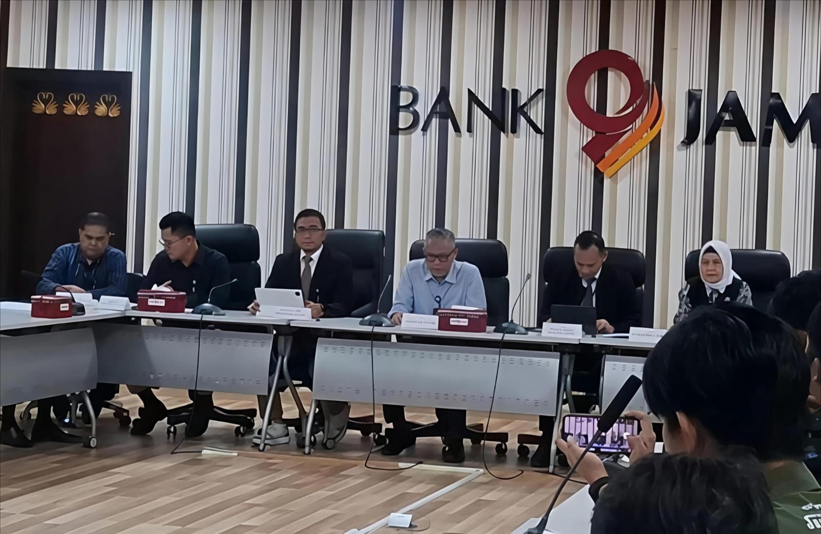 Yan Iswara saat konferensi pers di Gedung Mahligai 9 Bank Jambi