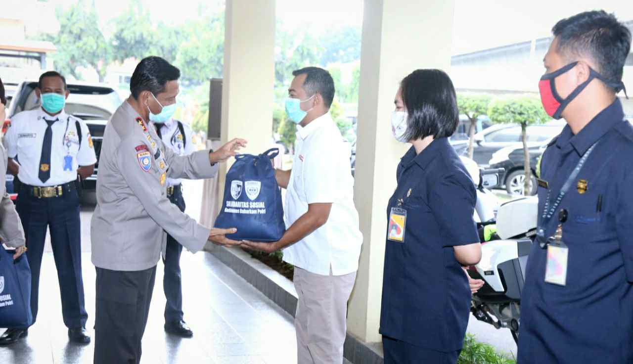 Kakorbinmas Baharkam Polri, Irjen Pol.Risyapudin Nursin saat berikan paket sembako