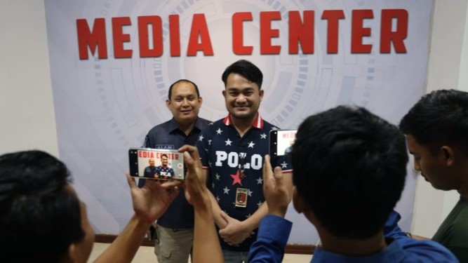 Iptu June Sianipar didampingi Paur Penum Subbid Penmas Bid Humas Polda Jambi saat wawancara