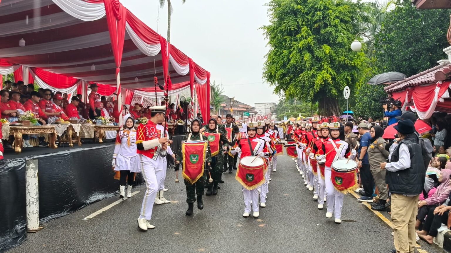 Ribuan peserta  antusias meriahkan pawai pembangunan HUT RI ke-80 di Jambi