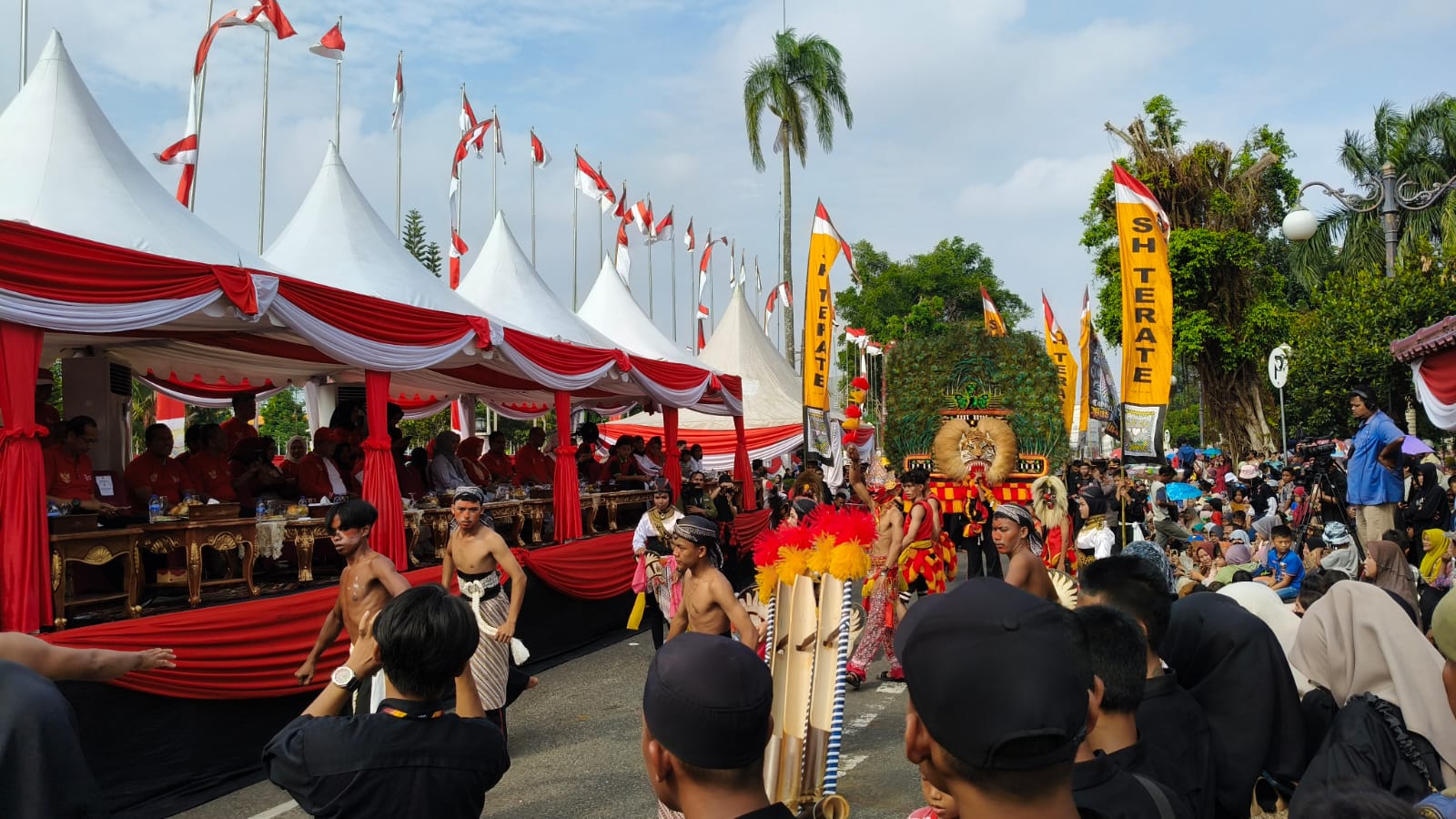 Pawai pembanguna memeriah HUT RI ke-79 Provinsi Jambi, Minggu (18/8)