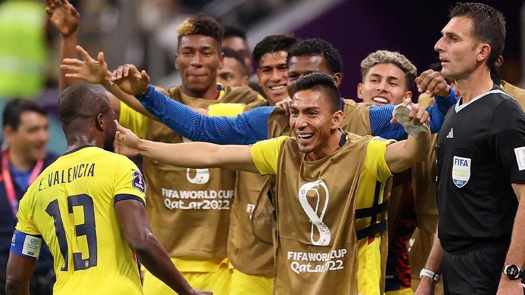 Pemain Ekuador saat meraykan gol ke gawang Qatar saat bertanding di Al Bayt Stadium, Minggu (20/11)