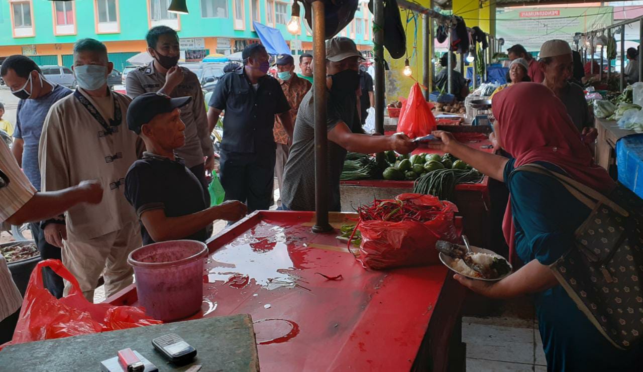 Pengelola Pasar Angso Duo Baru Jambi saat bagikan masker ke pedagang