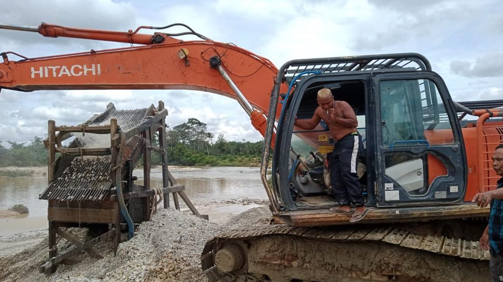 Satu excavator di Desa Lantak Seribu, Renah Pemenang yang diamankan Polres Merangin, Minggu (13/11)