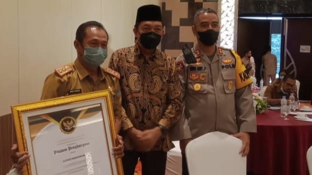 Sekda dan Kapolres Merangin saat terima penghargaan dari Gubernur Al Haris