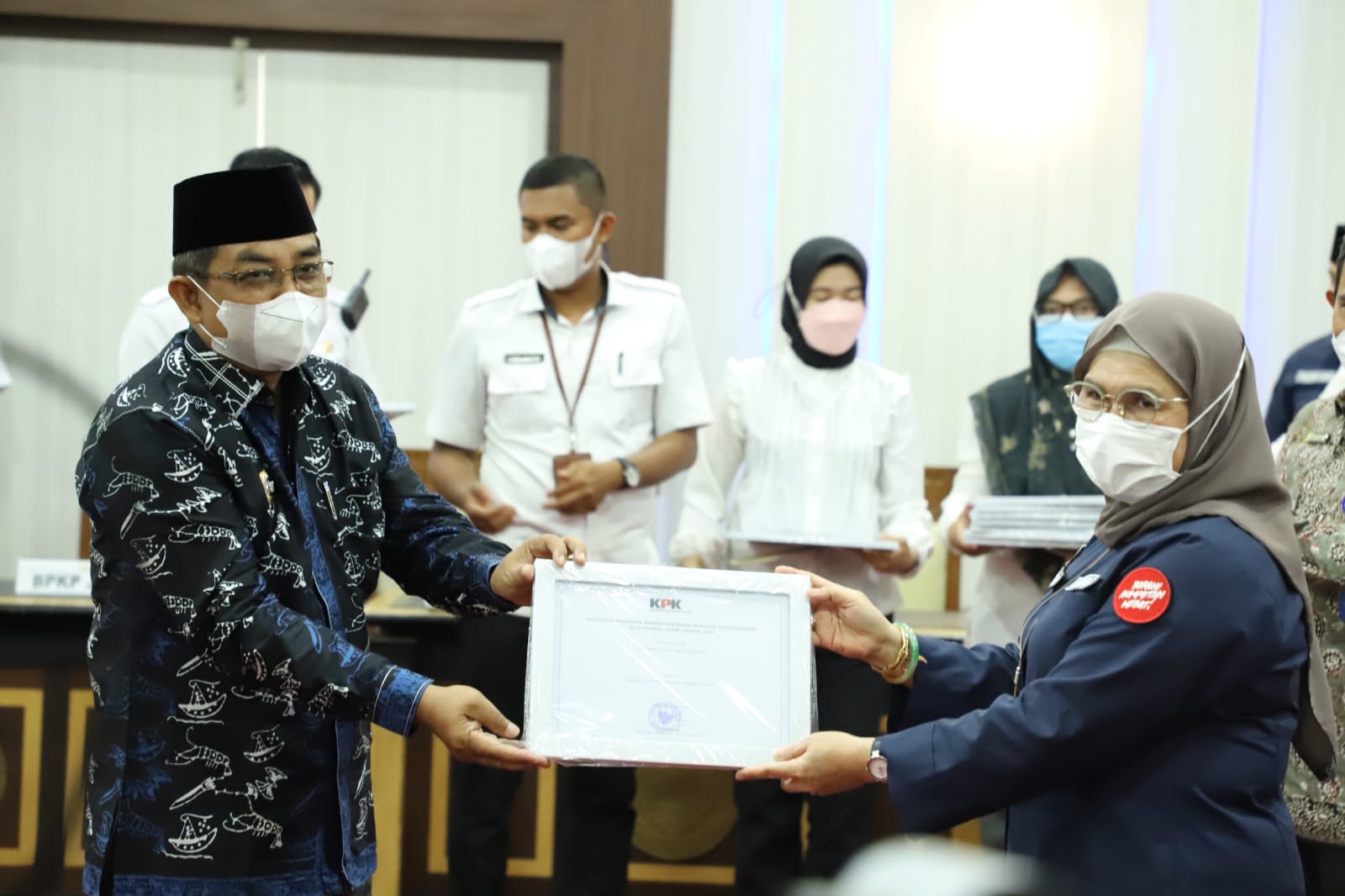 Anwar Sadat saat terima pengargaan dari KPK