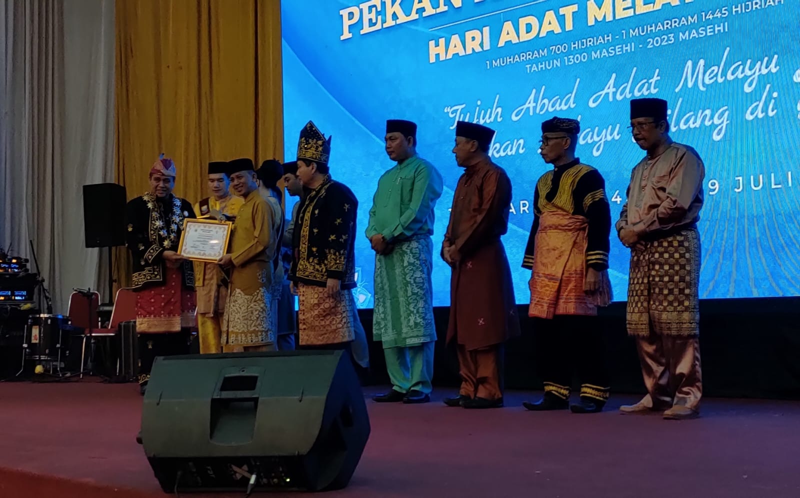 Hasan Basri Agus menyerahkan piagam penghargaan kepada Kepala Daerah