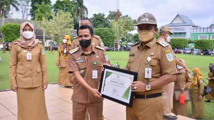 Lurah Ulu Gedong, Saidina Usman saat terima penghargaan dari Wakil Walikota Jambi, Maulana